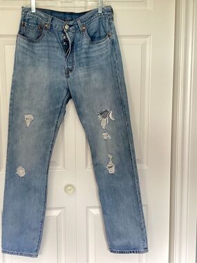 Levi 501 Women’s light colored jeans, button front.
